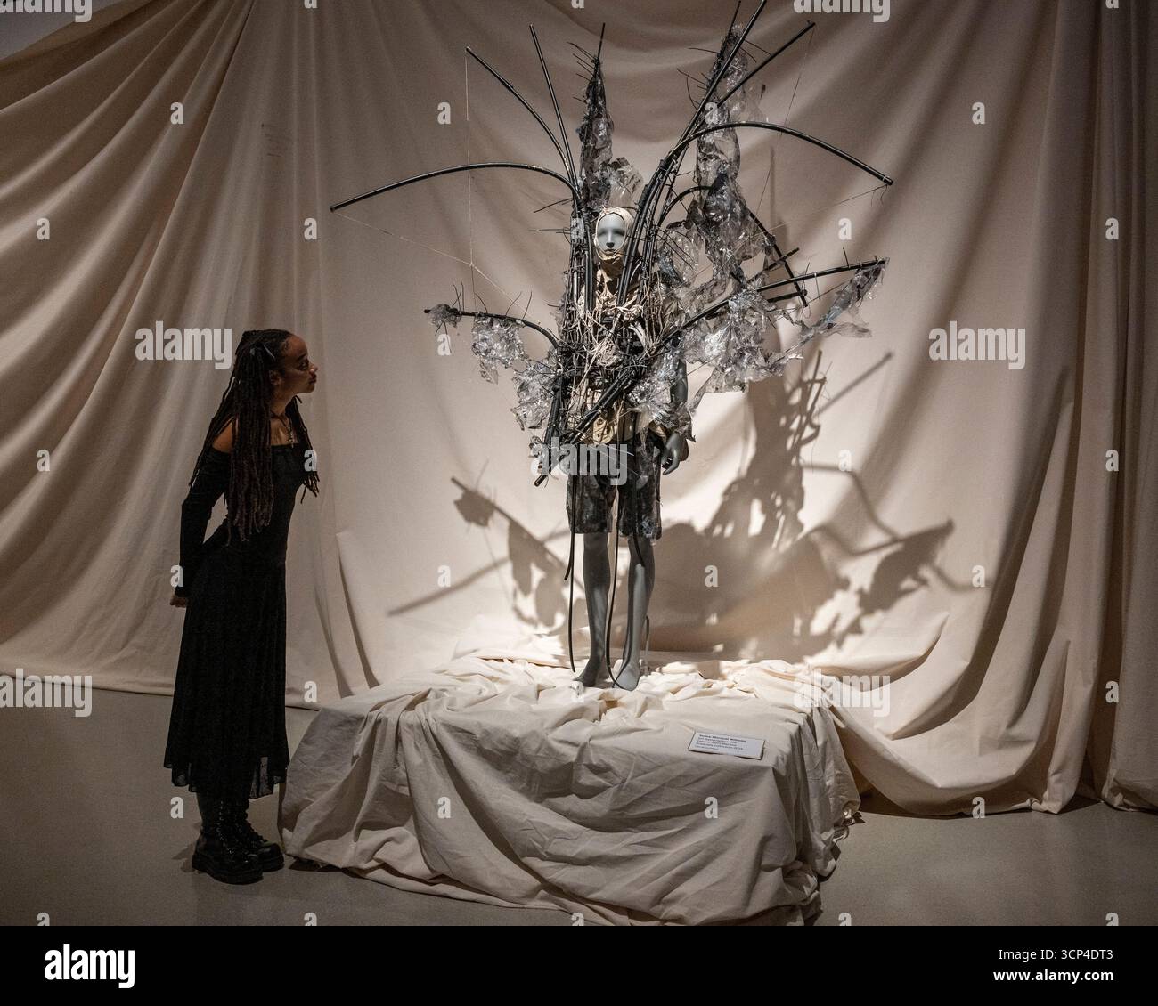 Londra, Regno Unito. 24 settembre 2025. «IPS typographus», Elm Central Saint Martins, Graduate Collection 2024, di Yodea-Marquel Williams in anteprima di «Dirty Looks: Desire and Decay in Fashion», una nuova mostra di moda al Barbican con oltre 100 look di 60 designer che esplorano come la moda contemporanea abbia sfruttato le potenzialità della sporcizia e del decadimento. Lo spettacolo si svolge dal 25 settembre 2025 al 25 gennaio 2026. Crediti: Stephen Chung / Alamy Live News Foto Stock