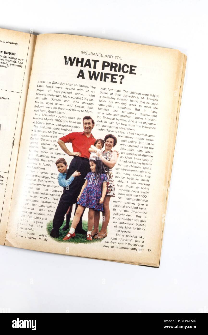 Pagina della rivista aperta con un articolo vintage dal titolo "What Price a Wife?" Con una foto di famiglia e uno sfondo bianco - rivista AA Drive Foto Stock