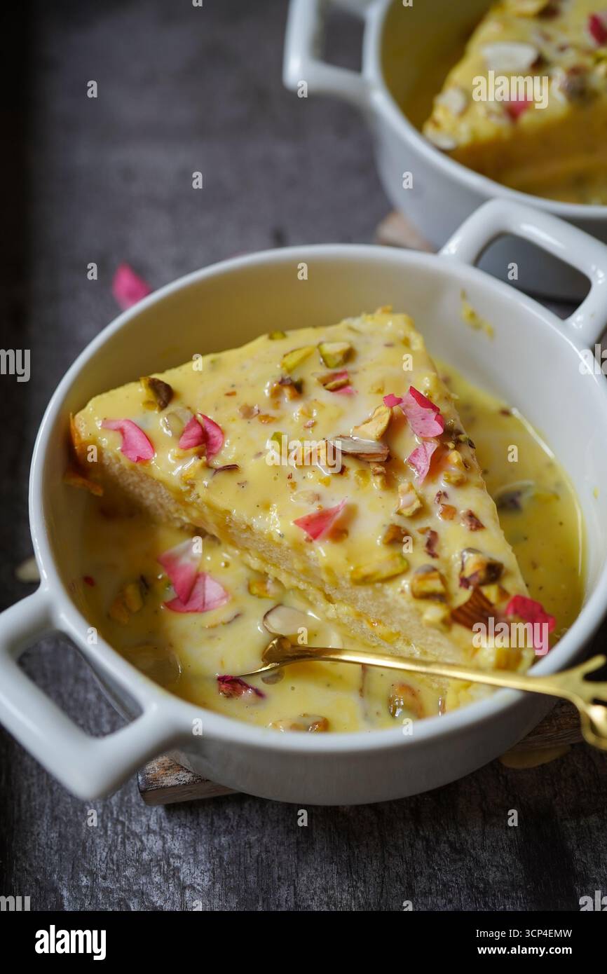 Pane istantaneo Rasmalai guarnito con noci e petali di rosa - dessert Diwali Holi Foto Stock