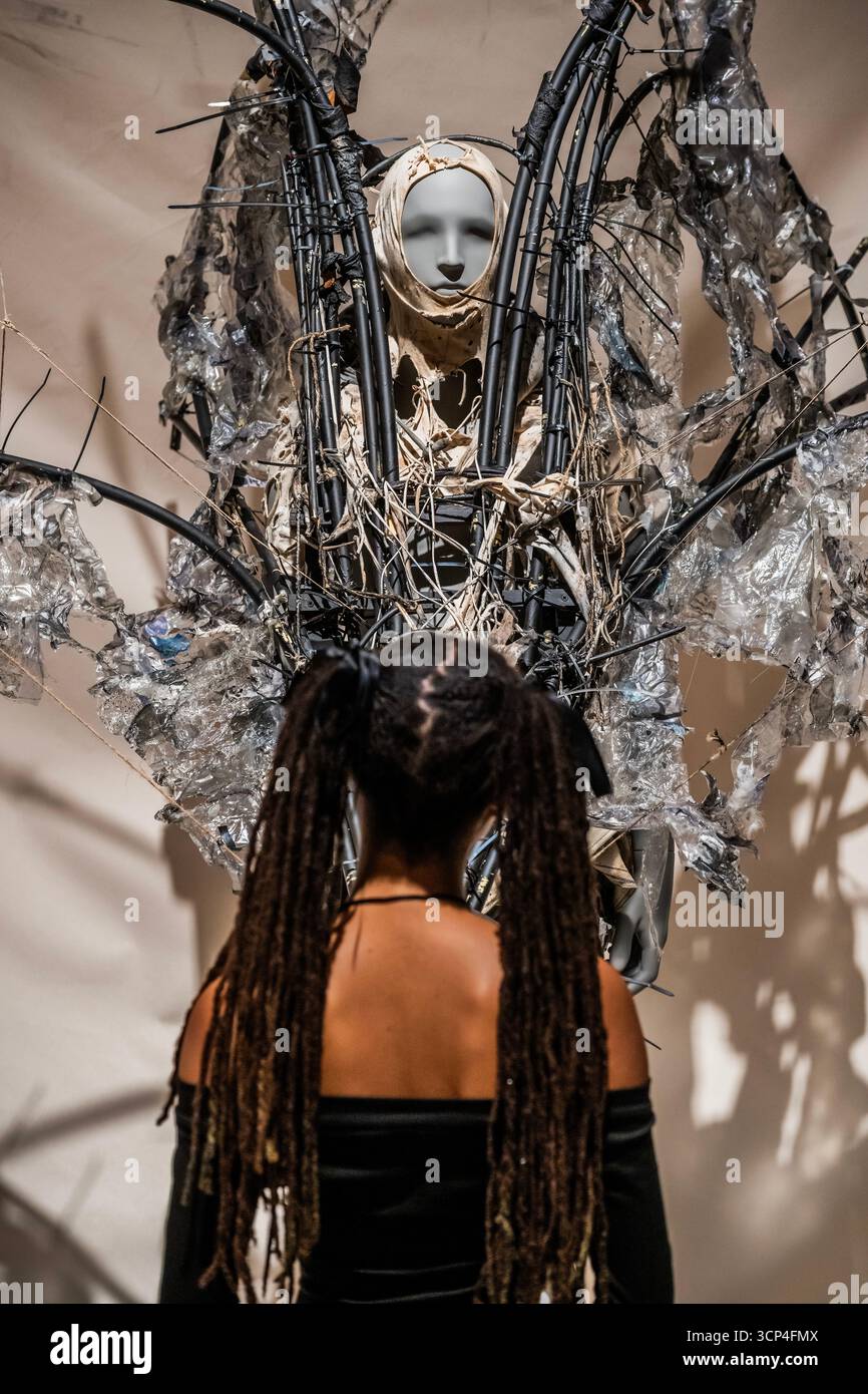 Londra, Regno Unito. 24 settembre 2025. Yodea-Marquel Williams, IPS Typographus, Elm Central Saint Martins Graduate Collection 2024 - Dirty Looks: Desire and Decay in Fashion, una nuova mostra che unisce oltre 60 case di moda iconiche e designer emergenti da tutto il mondo e che esplora come la moda contemporanea abbia sfruttato le potenzialità di Dirt and Decay, apre il 25 settembre al Barbican di Londra e rimane in vigore fino al 25 gennaio 2026. Crediti: Guy Bell/Alamy Live News Foto Stock