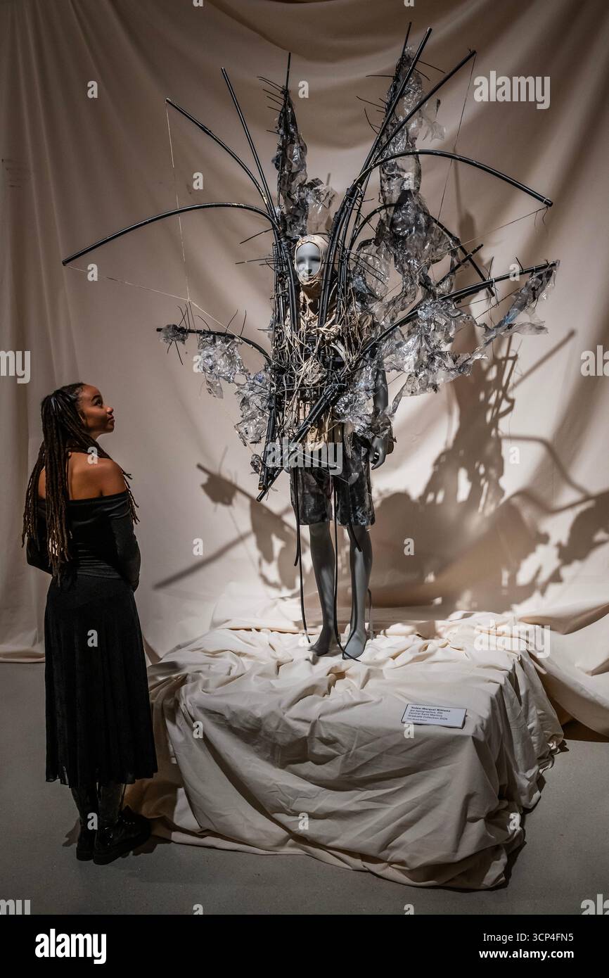 Londra, Regno Unito. 24 settembre 2025. Yodea-Marquel Williams, IPS Typographus, Elm Central Saint Martins Graduate Collection 2024 - Dirty Looks: Desire and Decay in Fashion, una nuova mostra che unisce oltre 60 case di moda iconiche e designer emergenti da tutto il mondo e che esplora come la moda contemporanea abbia sfruttato le potenzialità di Dirt and Decay, apre il 25 settembre al Barbican di Londra e rimane in vigore fino al 25 gennaio 2026. Crediti: Guy Bell/Alamy Live News Foto Stock