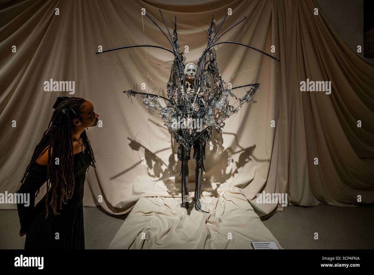 Londra, Regno Unito. 24 settembre 2025. Yodea-Marquel Williams, IPS Typographus, Elm Central Saint Martins Graduate Collection 2024 - Dirty Looks: Desire and Decay in Fashion, una nuova mostra che unisce oltre 60 case di moda iconiche e designer emergenti da tutto il mondo e che esplora come la moda contemporanea abbia sfruttato le potenzialità di Dirt and Decay, apre il 25 settembre al Barbican di Londra e rimane in vigore fino al 25 gennaio 2026. Crediti: Guy Bell/Alamy Live News Foto Stock