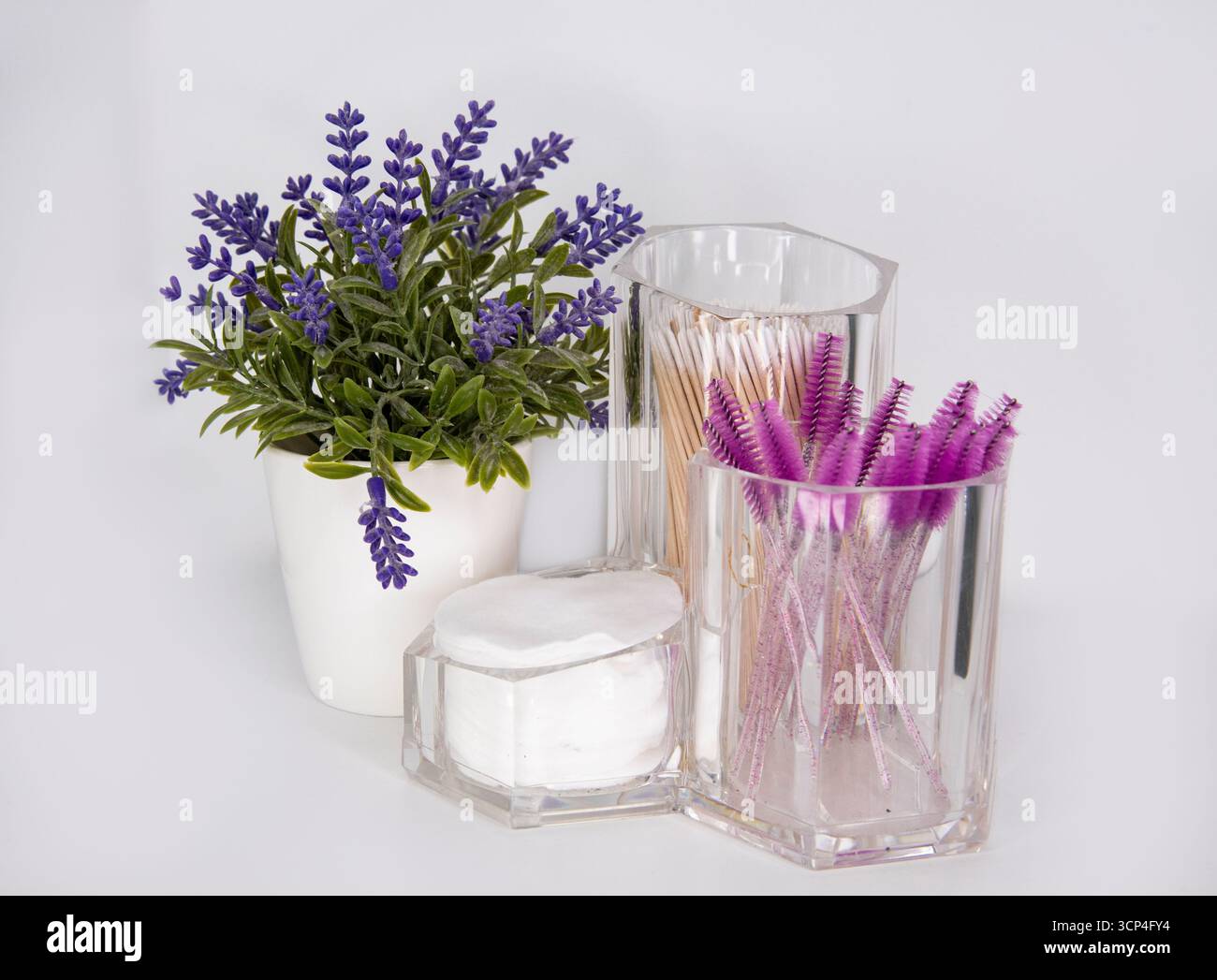 Un set per allungare le ciglia e modellare le sopracciglia. Strumenti per parrucchiere/estetista, spazzole per ciglia e sopracciglia Foto Stock