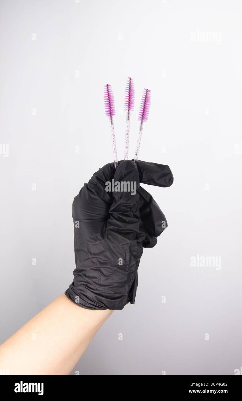 Su uno sfondo chiaro, un set di pennelli igienici per il trucco degli occhi, un luogo per il testo Foto Stock