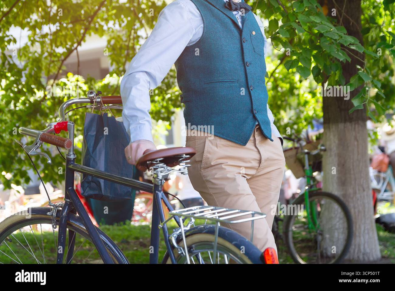 Primo piano con un corno vecchio e tubo cromato montato su una moto retrò. Trasporto Foto Stock