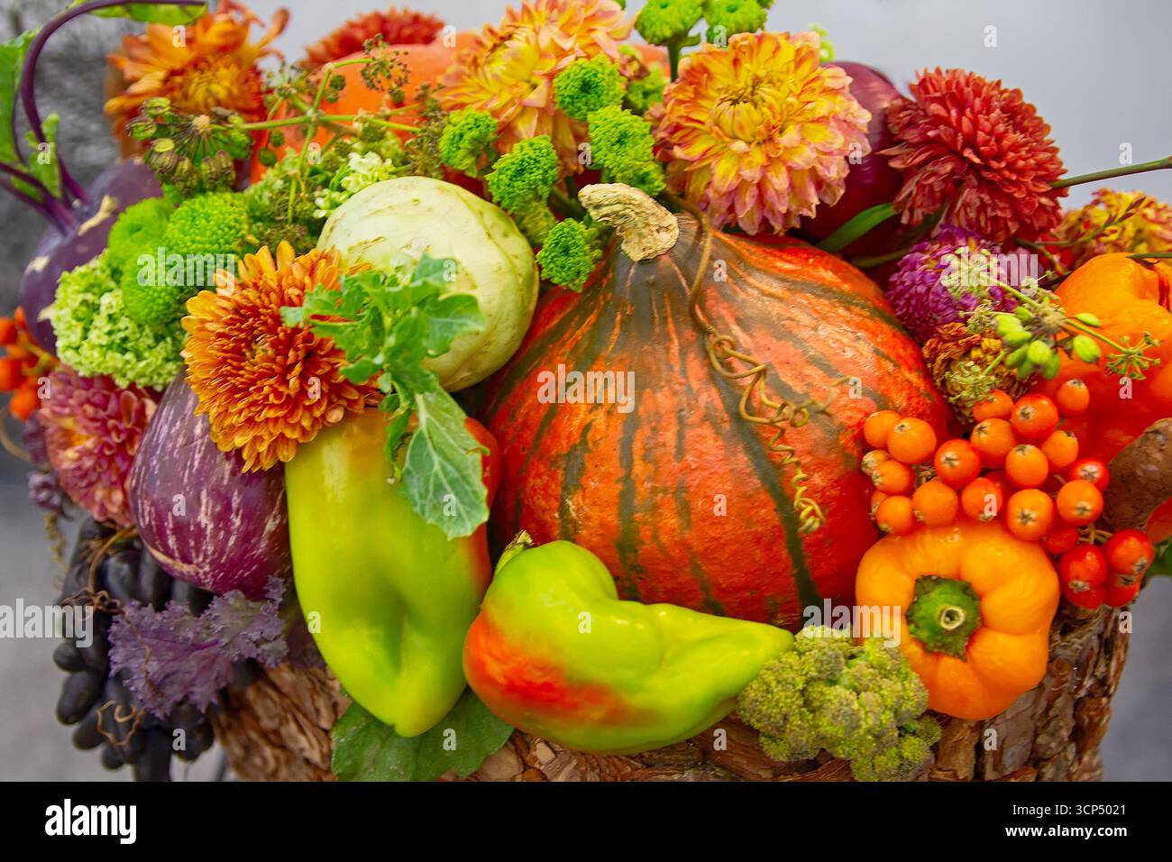 Natura morta autunnale con verdure e fiori. Natura morta Foto Stock
