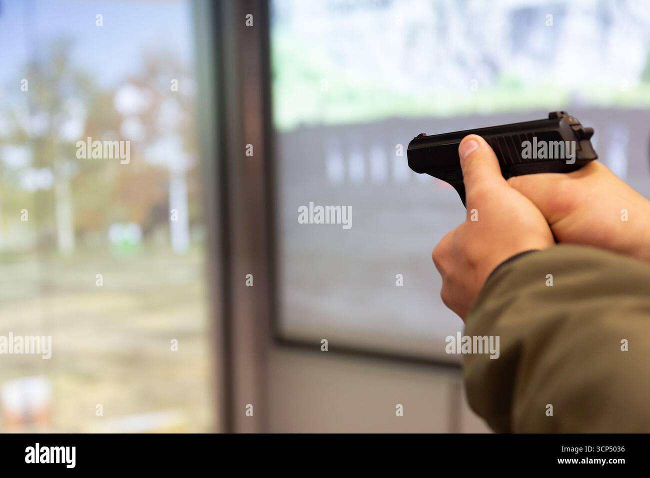 Le mani degli uomini si addestrano a sparare con una pistola. Tiratore Foto Stock