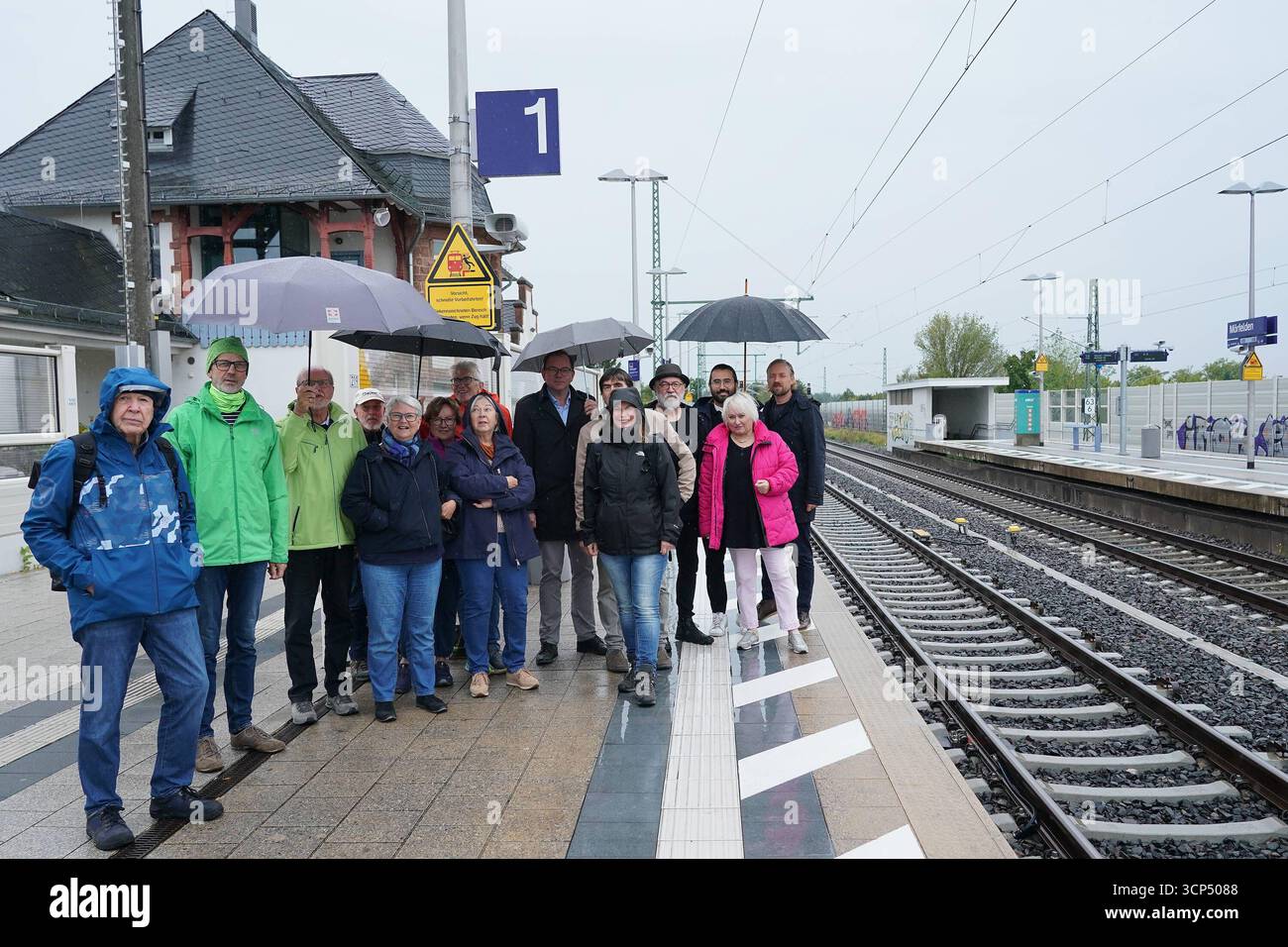 Politiker der Grünen mit Fraktionsvorsitzender Matthias Wagner und der verkehrspolitischen Sprecherin Kathy Walter sehen sich den Bahnhof Mörfelden an bei einem durchrasenden ICE - Mörfelden-Walldorf 24.09.2025: RE70 Stopp Mörfelden soll wegfallen *** i politici del Partito Verde con il leader del gruppo parlamentare Matthias Wagner e la portavoce della politica dei trasporti Kathy Walter osservano le velocità del treno 2025 Mörfelden Mörfelden Mörfelden Foto Stock
