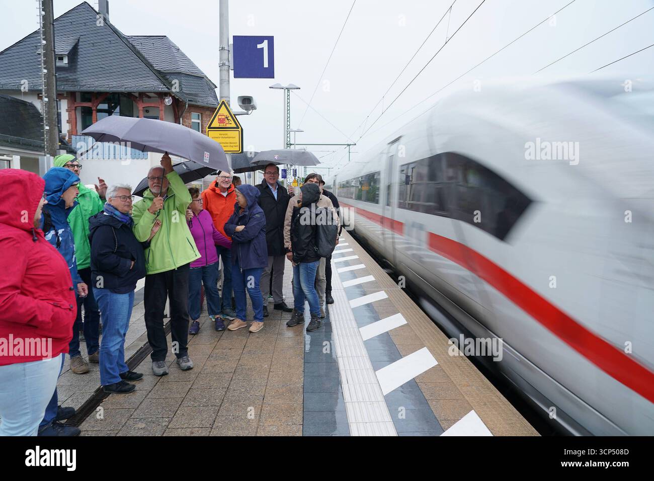 Politiker der Grünen mit Fraktionsvorsitzender Matthias Wagner und der verkehrspolitischen Sprecherin Kathy Walter sehen sich den Bahnhof Mörfelden an bei einem durchrasenden ICE - Mörfelden-Walldorf 24.09.2025: RE70 Stopp Mörfelden soll wegfallen *** i politici del Partito Verde con il leader del gruppo parlamentare Matthias Wagner e la portavoce della politica dei trasporti Kathy Walter osservano le velocità del treno 2025 Mörfelden Mörfelden Mörfelden Foto Stock