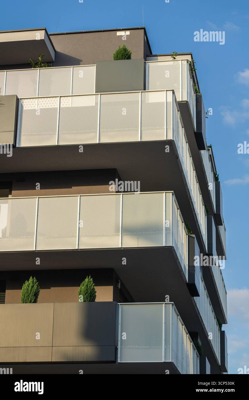 edificio ad appartamenti con balconi e cielo limpido Foto Stock