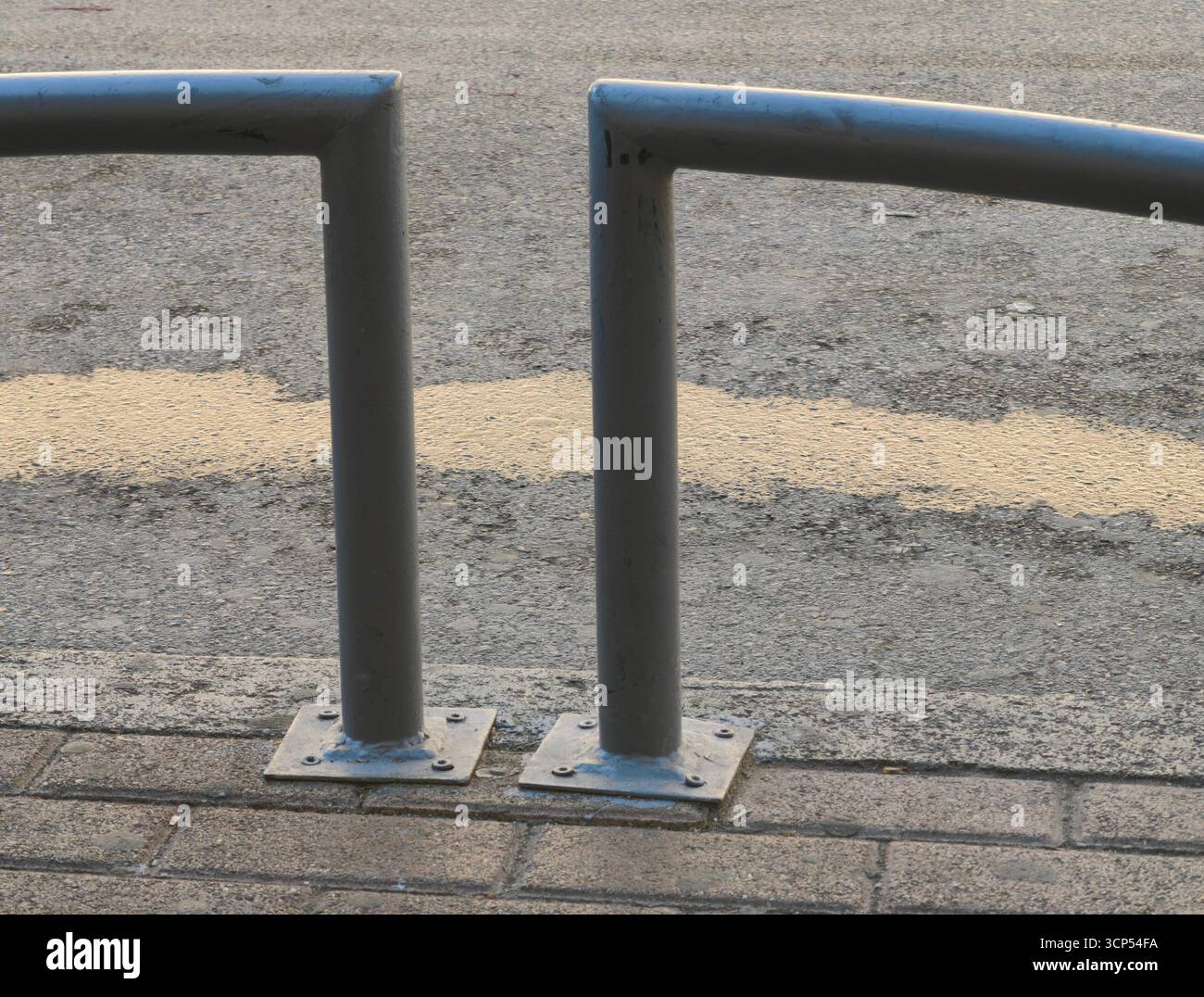 Gray Street Fence and Pavement. Foto Stock