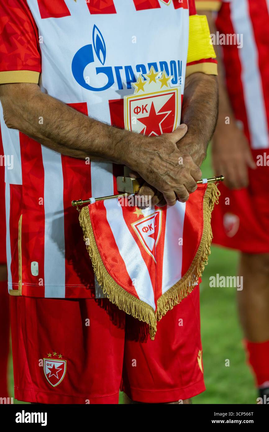 Primo piano del giocatore Red Star Belgrade – Logo della squadra e banner prima della partita amichevole Foto Stock