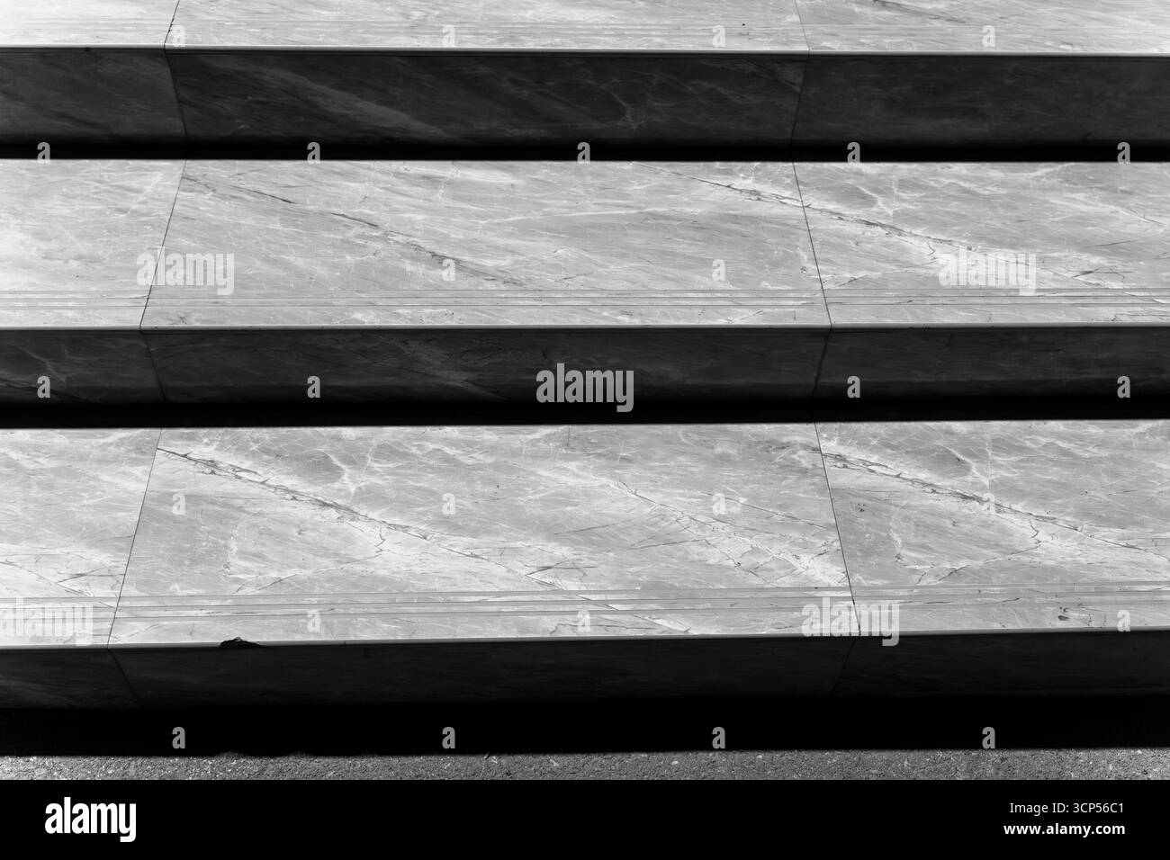 Luce a strati e ombra sulla scala - bilanciamento e contrasto. Tonalità monocromatiche. Foto Stock