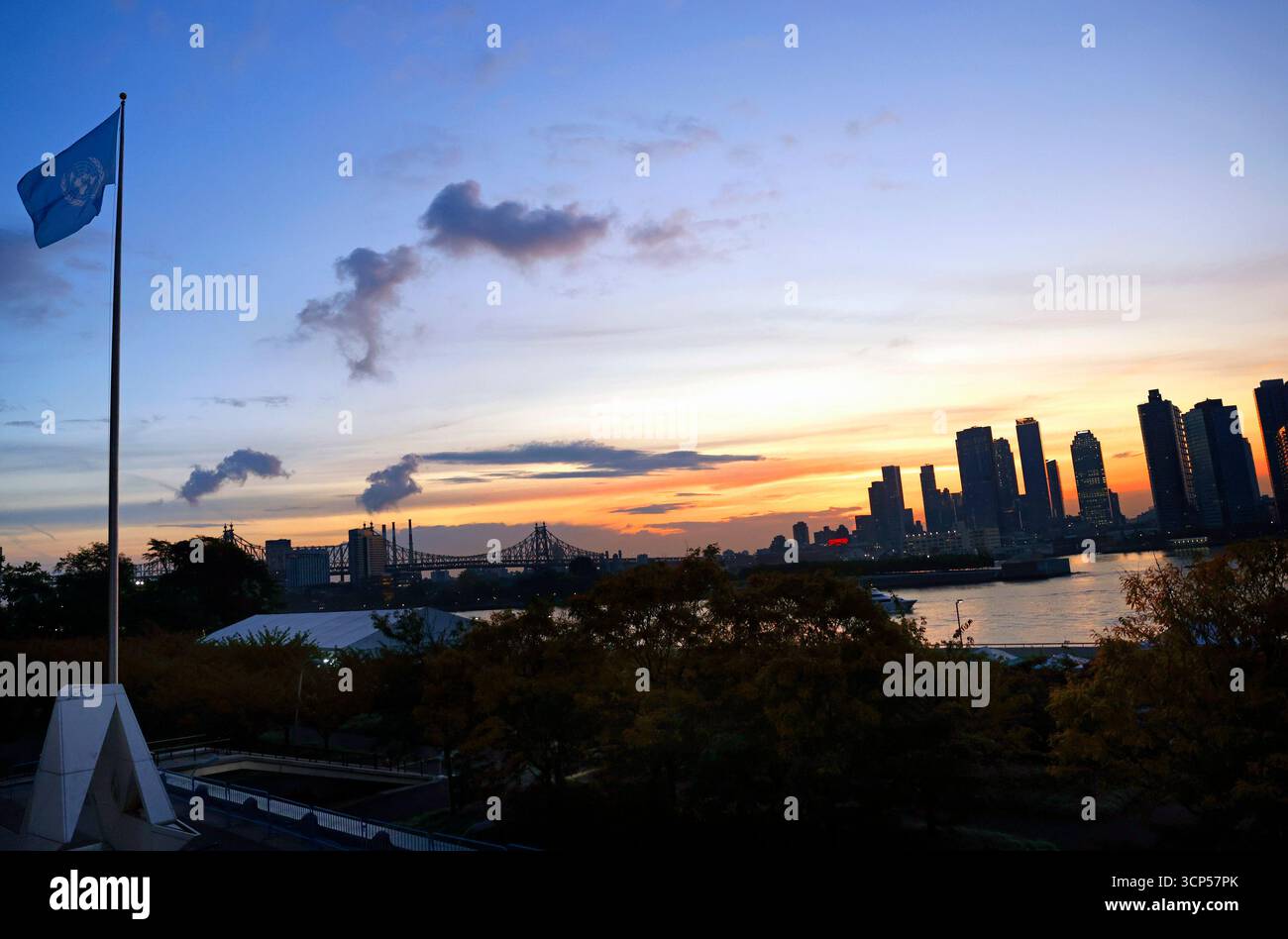New York, Stati Uniti. 24 settembre 2025. La bandiera delle Nazioni Unite ondeggia sul terreno all'alba, il secondo giorno della 80a sessione del dibattito generale nella sala dell'Assemblea generale delle Nazioni Unite presso il quartier generale delle Nazioni Unite mercoledì 24 settembre 2025 a New York. Foto di Peter Foley/UPI credito: UPI/Alamy Live News Foto Stock