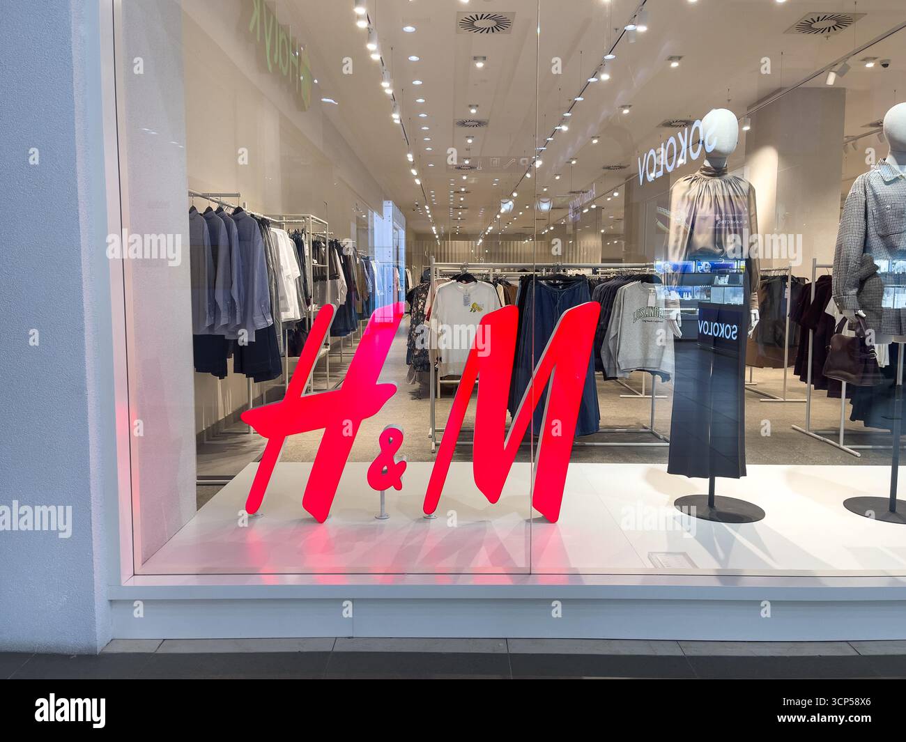 20 settembre 2025, Aktobe, Kazakistan: Negozio HM in un centro commerciale Foto Stock