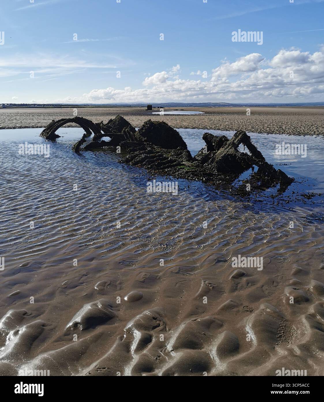 I sommergibili Midget della seconda guerra mondiale si arrugginiscono nella baia di Aberlady vicino a Edimburgo. La Classe X fu costruita come nuovo approccio per abbattere le navi da guerra tedesche. - Immagine stock catturata con smartphone
