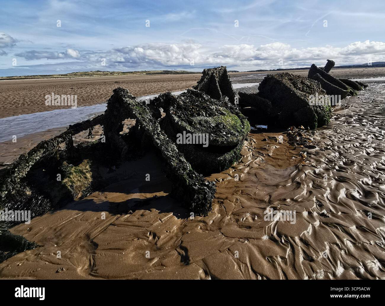 I sommergibili Midget della seconda guerra mondiale si arrugginiscono nella baia di Aberlady vicino a Edimburgo. La Classe X fu costruita come nuovo approccio per abbattere le navi da guerra tedesche. - Immagine stock catturata con smartphone