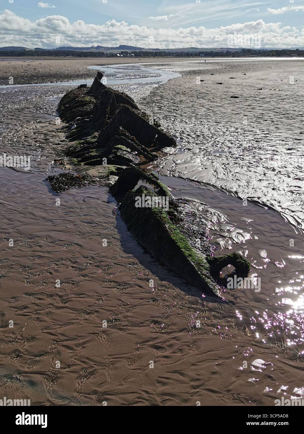 I sommergibili Midget della seconda guerra mondiale si arrugginiscono nella baia di Aberlady vicino a Edimburgo. La Classe X fu costruita come nuovo approccio per abbattere le navi da guerra tedesche. - Immagine stock catturata con smartphone