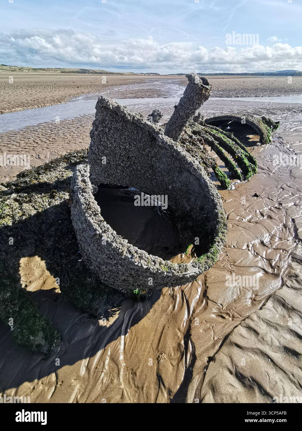 I sommergibili Midget della seconda guerra mondiale si arrugginiscono nella baia di Aberlady vicino a Edimburgo. La Classe X fu costruita come nuovo approccio per abbattere le navi da guerra tedesche. - Immagine stock catturata con smartphone