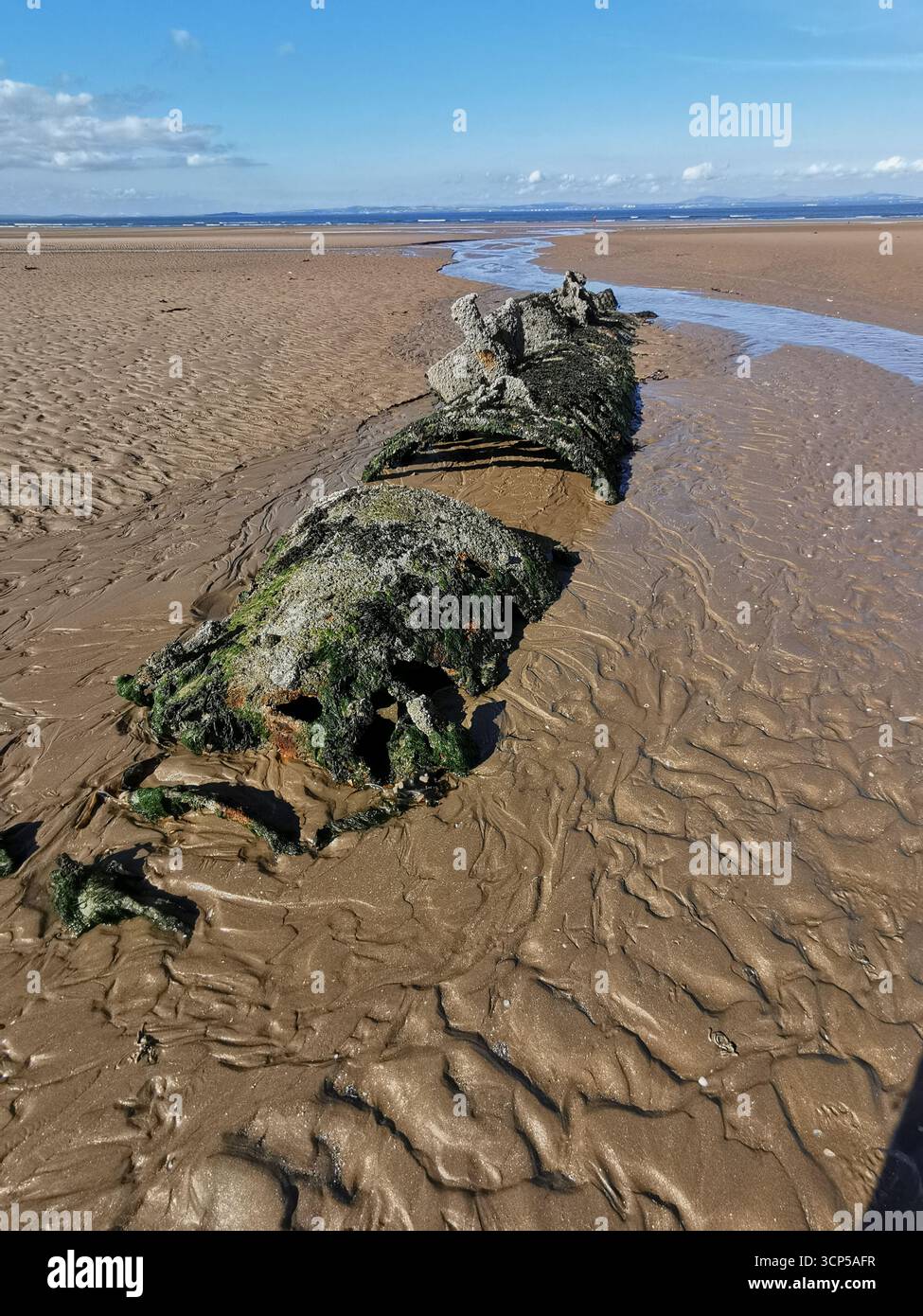I sommergibili Midget della seconda guerra mondiale si arrugginiscono nella baia di Aberlady vicino a Edimburgo. La Classe X fu costruita come nuovo approccio per abbattere le navi da guerra tedesche. - Immagine stock catturata con smartphone