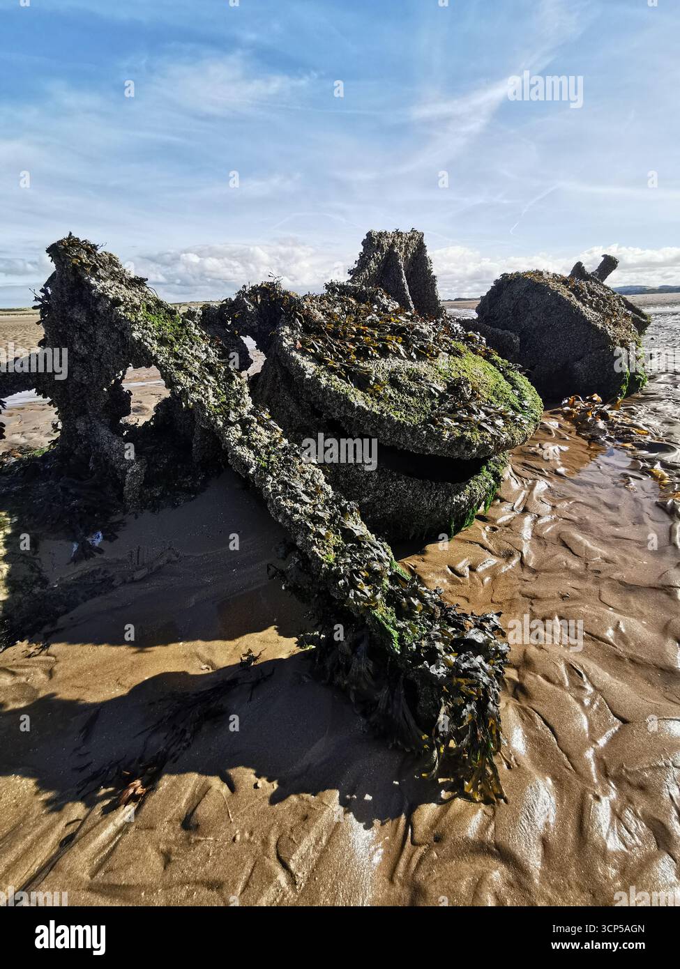 I sommergibili Midget della seconda guerra mondiale si arrugginiscono nella baia di Aberlady vicino a Edimburgo. La Classe X fu costruita come nuovo approccio per abbattere le navi da guerra tedesche. - Immagine stock catturata con smartphone