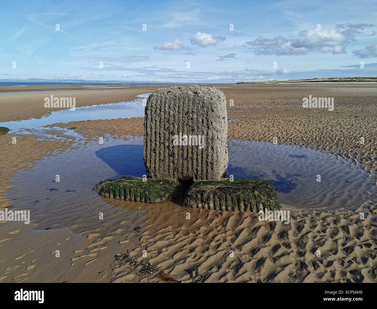 I sommergibili Midget della seconda guerra mondiale si arrugginiscono nella baia di Aberlady vicino a Edimburgo. La Classe X fu costruita come nuovo approccio per abbattere le navi da guerra tedesche. - Immagine stock catturata con smartphone