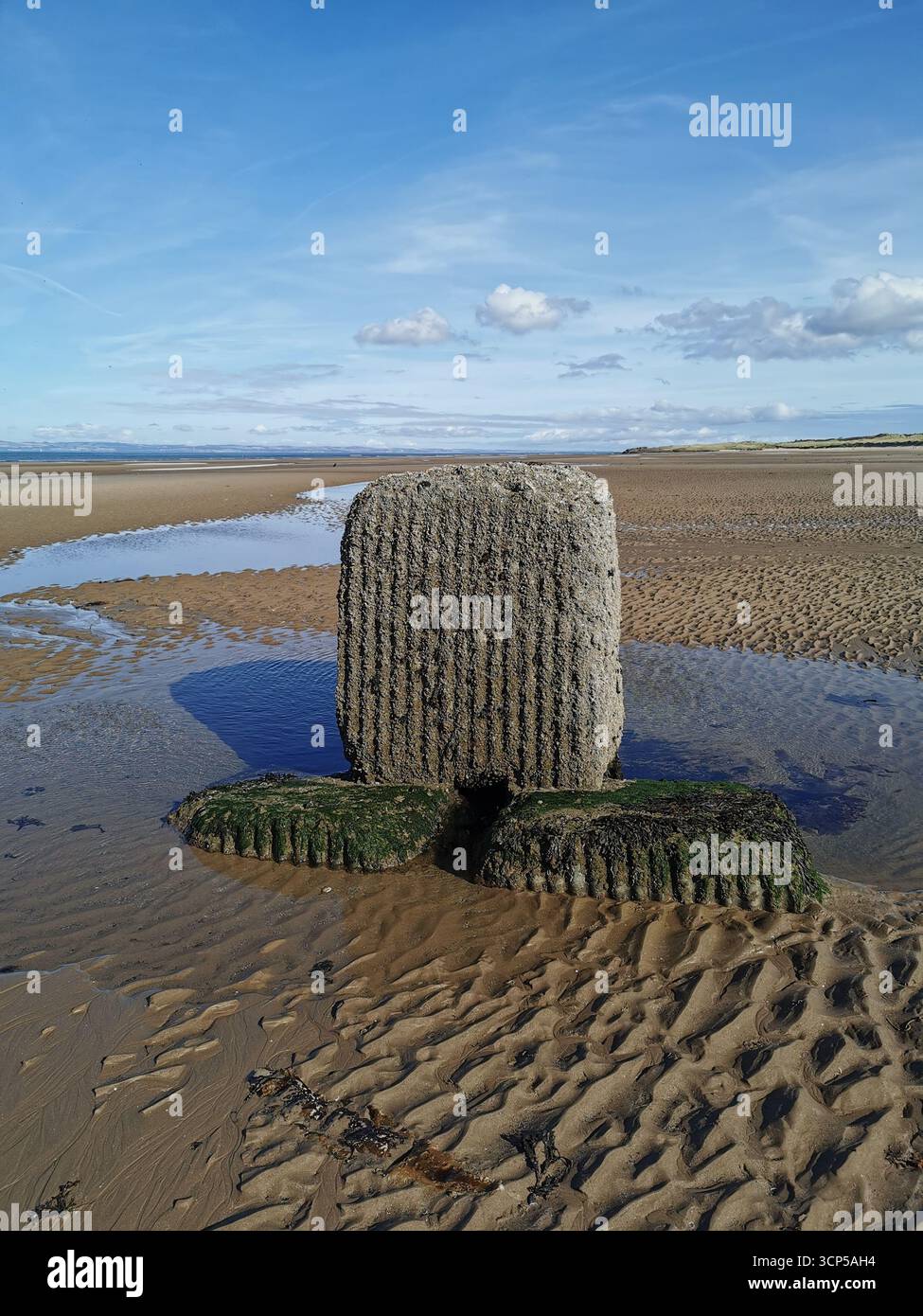 I sommergibili Midget della seconda guerra mondiale si arrugginiscono nella baia di Aberlady vicino a Edimburgo. La Classe X fu costruita come nuovo approccio per abbattere le navi da guerra tedesche. - Immagine stock catturata con smartphone