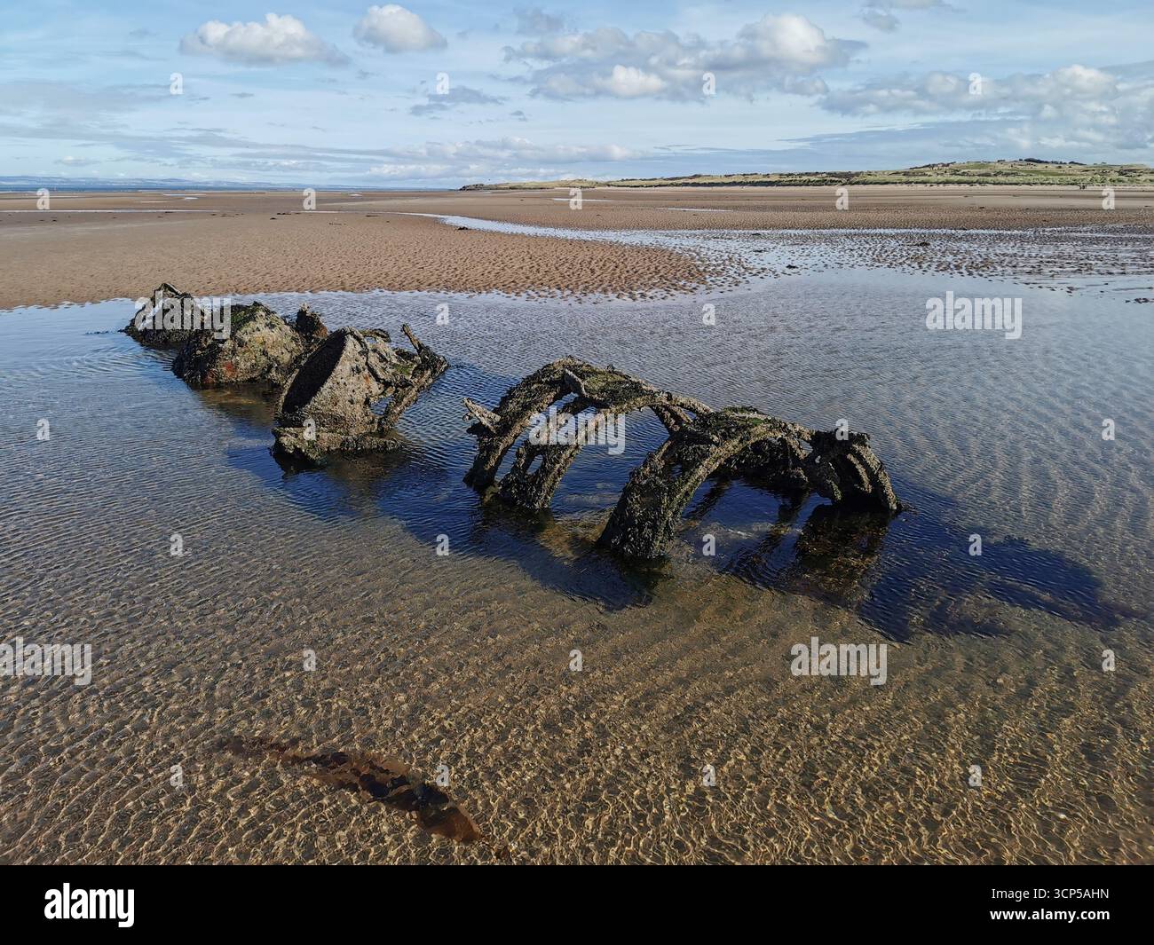 I sommergibili Midget della seconda guerra mondiale si arrugginiscono nella baia di Aberlady vicino a Edimburgo. La Classe X fu costruita come nuovo approccio per abbattere le navi da guerra tedesche. - Immagine stock catturata con smartphone