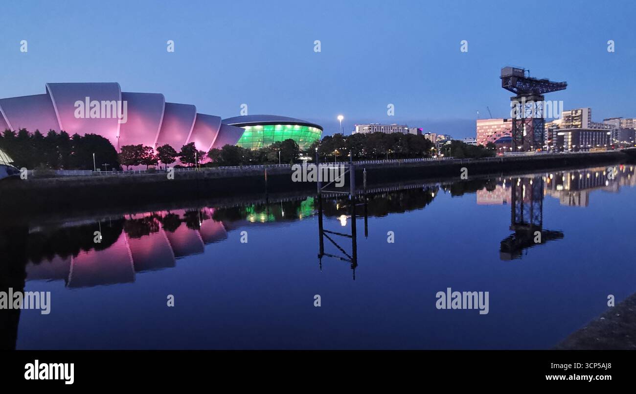 Pacific Quay, Glasgow: OVO Hydro, Armadillo e Finnieston Crane riflettono il moderno skyline e il passato dei cantieri navali della città sul fiume Clyde. Scozia urbana. Foto Stock