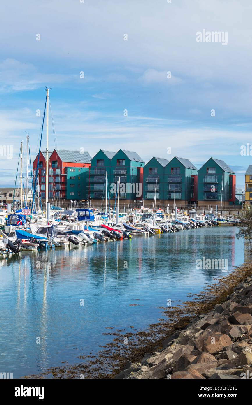 Amble Marina in un luminoso e soleggiato pomeriggio di settembre con riflessioni Foto Stock