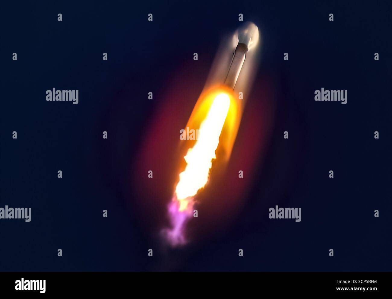 Merritt Island, Florida, Stati Uniti. 24 settembre 2025. Un razzo Falcon 9 SpaceX viene lanciato dal Launch Complex 39A (LC-39) al Kennedy Space Center della NASA, in Florida, il 24 settembre 2025, alle 7:30 del mattino EDT, trasportando più carichi utili, tra cui la sonda Interstellar Mapping and Acceleration Probe (IMAP) della NASA, il Carruthers Geocorona Observatory e il satellite Space Weather Follow-on L1 del NOAA. IMAP studierà come il vento solare interagisce con il mezzo interstellare. (Credit Image: © Charles Briggs/ZUMA Press Wire) SOLO PER USO EDITORIALE! Non per USO commerciale! Foto Stock