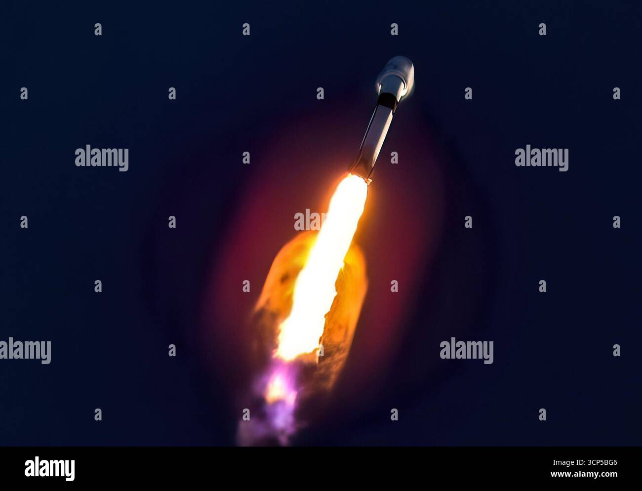 Merritt Island, Florida, Stati Uniti. 24 settembre 2025. Un razzo Falcon 9 SpaceX viene lanciato dal Launch Complex 39A (LC-39) al Kennedy Space Center della NASA, in Florida, il 24 settembre 2025, alle 7:30 del mattino EDT, trasportando più carichi utili, tra cui la sonda Interstellar Mapping and Acceleration Probe (IMAP) della NASA, il Carruthers Geocorona Observatory e il satellite Space Weather Follow-on L1 del NOAA. IMAP studierà come il vento solare interagisce con il mezzo interstellare. (Credit Image: © Charles Briggs/ZUMA Press Wire) SOLO PER USO EDITORIALE! Non per USO commerciale! Foto Stock