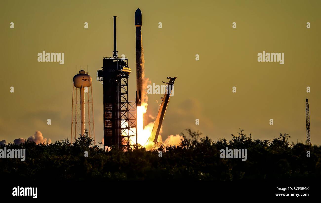 Merritt Island, Florida, Stati Uniti. 24 settembre 2025. Un razzo Falcon 9 SpaceX viene lanciato dal Launch Complex 39A (LC-39) al Kennedy Space Center della NASA, in Florida, il 24 settembre 2025, alle 7:30 del mattino EDT, trasportando più carichi utili, tra cui la sonda Interstellar Mapping and Acceleration Probe (IMAP) della NASA, il Carruthers Geocorona Observatory e il satellite Space Weather Follow-on L1 del NOAA. IMAP studierà come il vento solare interagisce con il mezzo interstellare. (Credit Image: © Charles Briggs/ZUMA Press Wire) SOLO PER USO EDITORIALE! Non per USO commerciale! Foto Stock