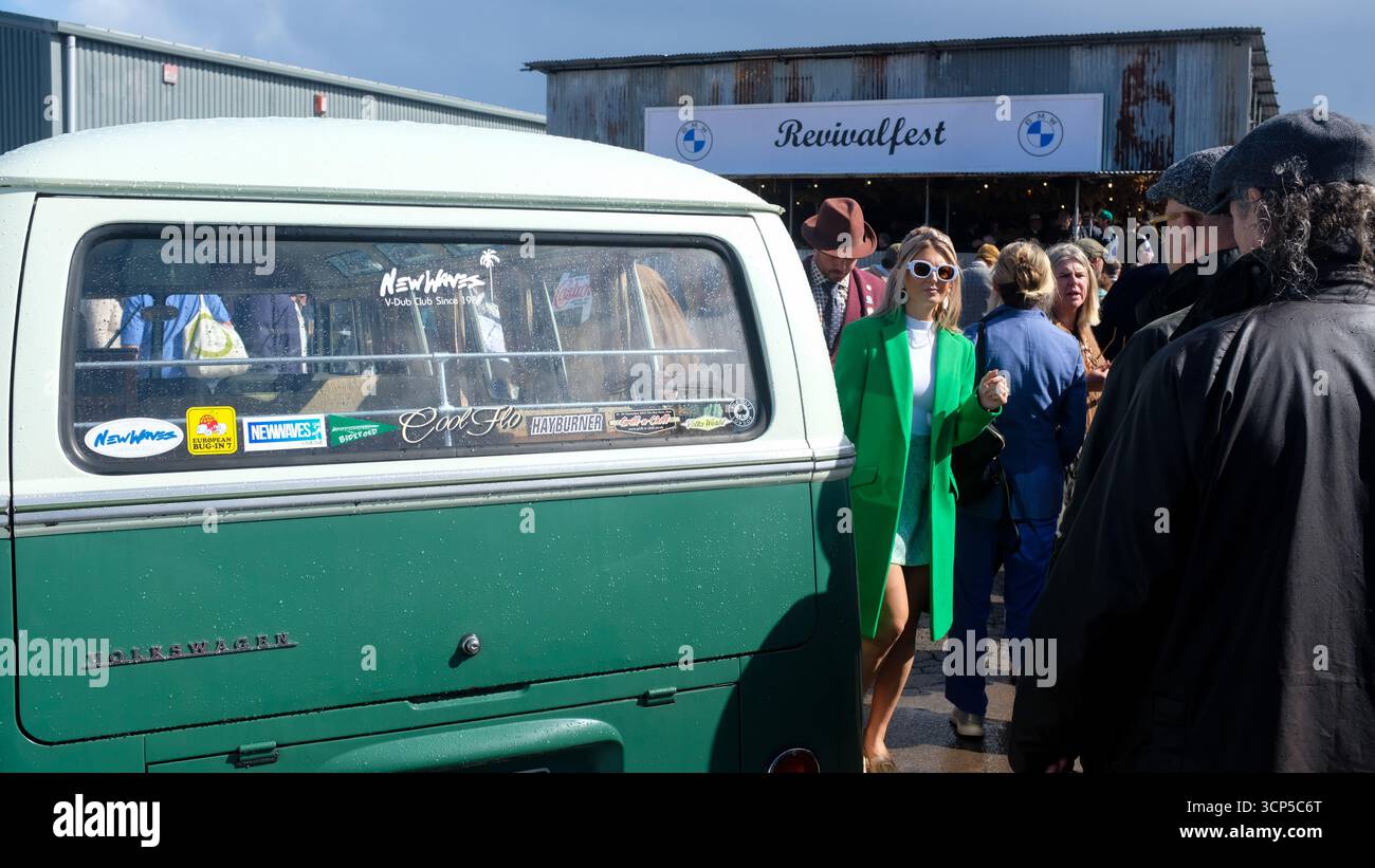 Auto da corsa d'epoca e atmosfera al Goodwood Revival 2025. Chichester, West Sussex. Inghilterra. Foto Stock