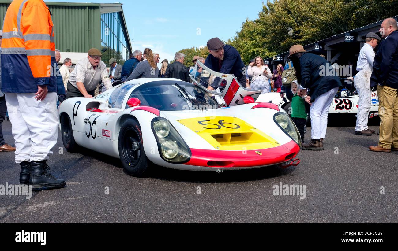 Auto da corsa d'epoca e atmosfera al Goodwood Revival 2025. Chichester, West Sussex. Inghilterra. Foto Stock