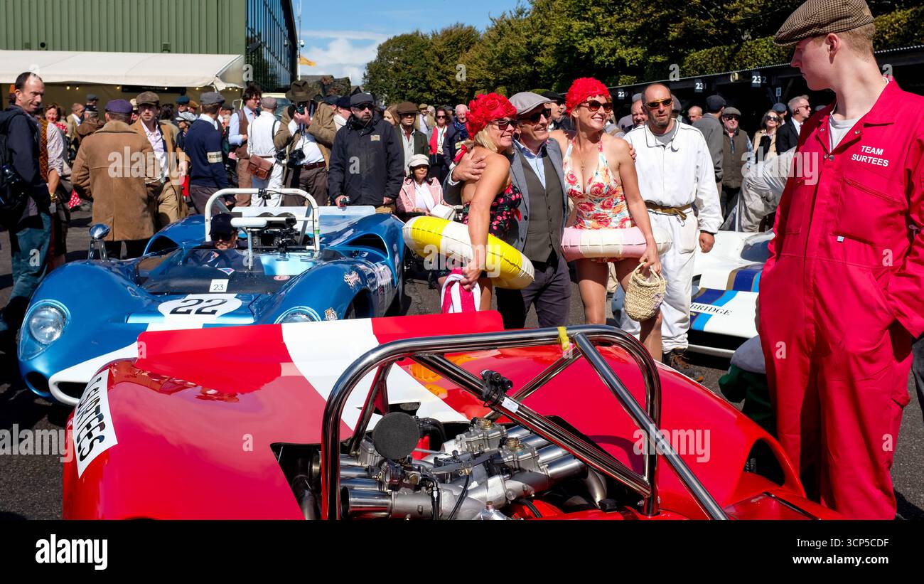 Auto da corsa d'epoca e atmosfera al Goodwood Revival 2025. Chichester, West Sussex. Inghilterra. Foto Stock