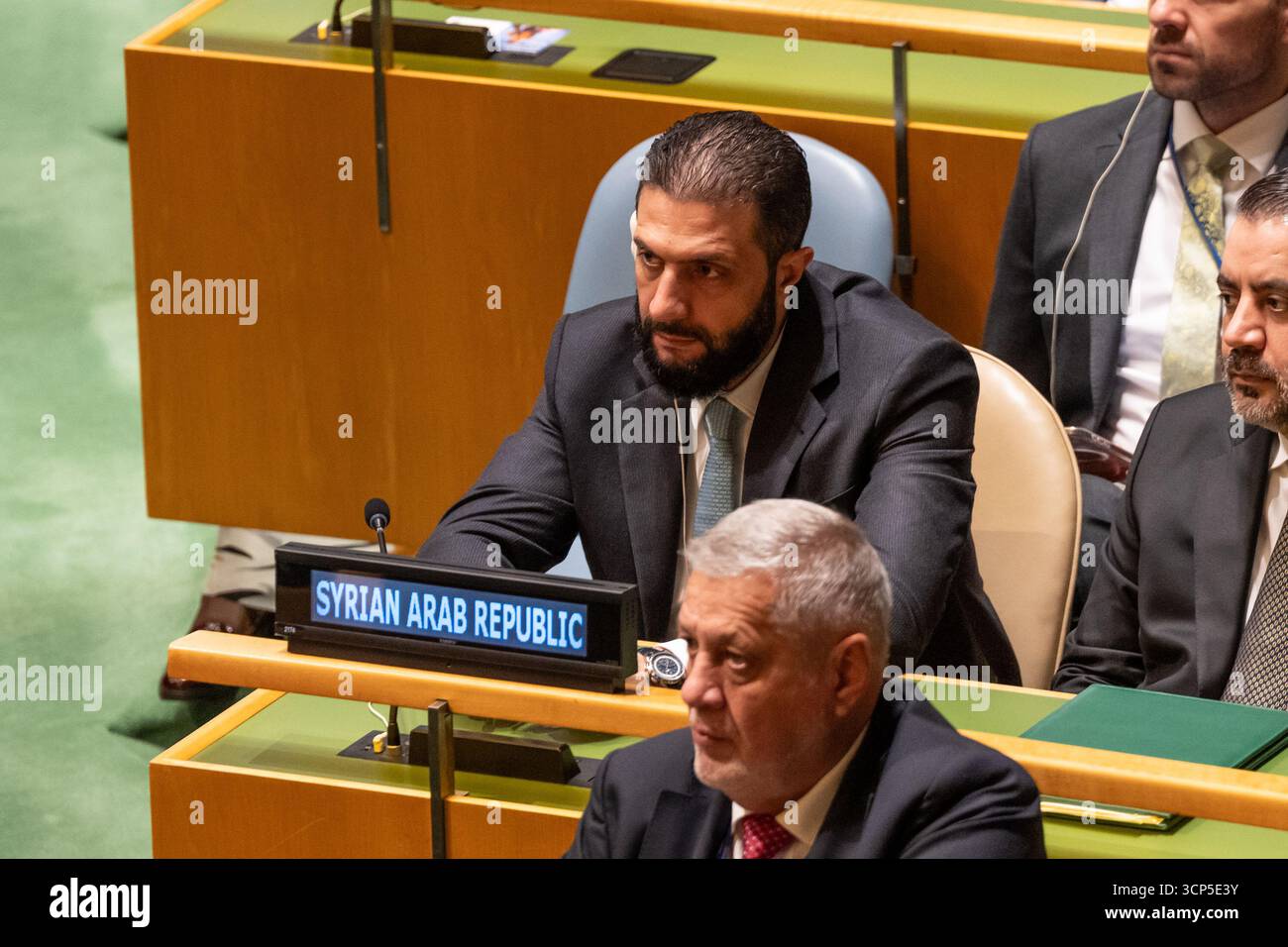 New York, Stati Uniti. 23 settembre 2025. Il presidente siriano Ahmed al-Sharaa partecipa alla 80a sessione dell'Assemblea generale delle Nazioni Unite presso la sede delle Nazioni Unite a New York, NY il 23 settembre 2025 (foto di Lev Radin/Pacific Press) crediti: Pacific Press Media Production Corp./Alamy Live News Foto Stock