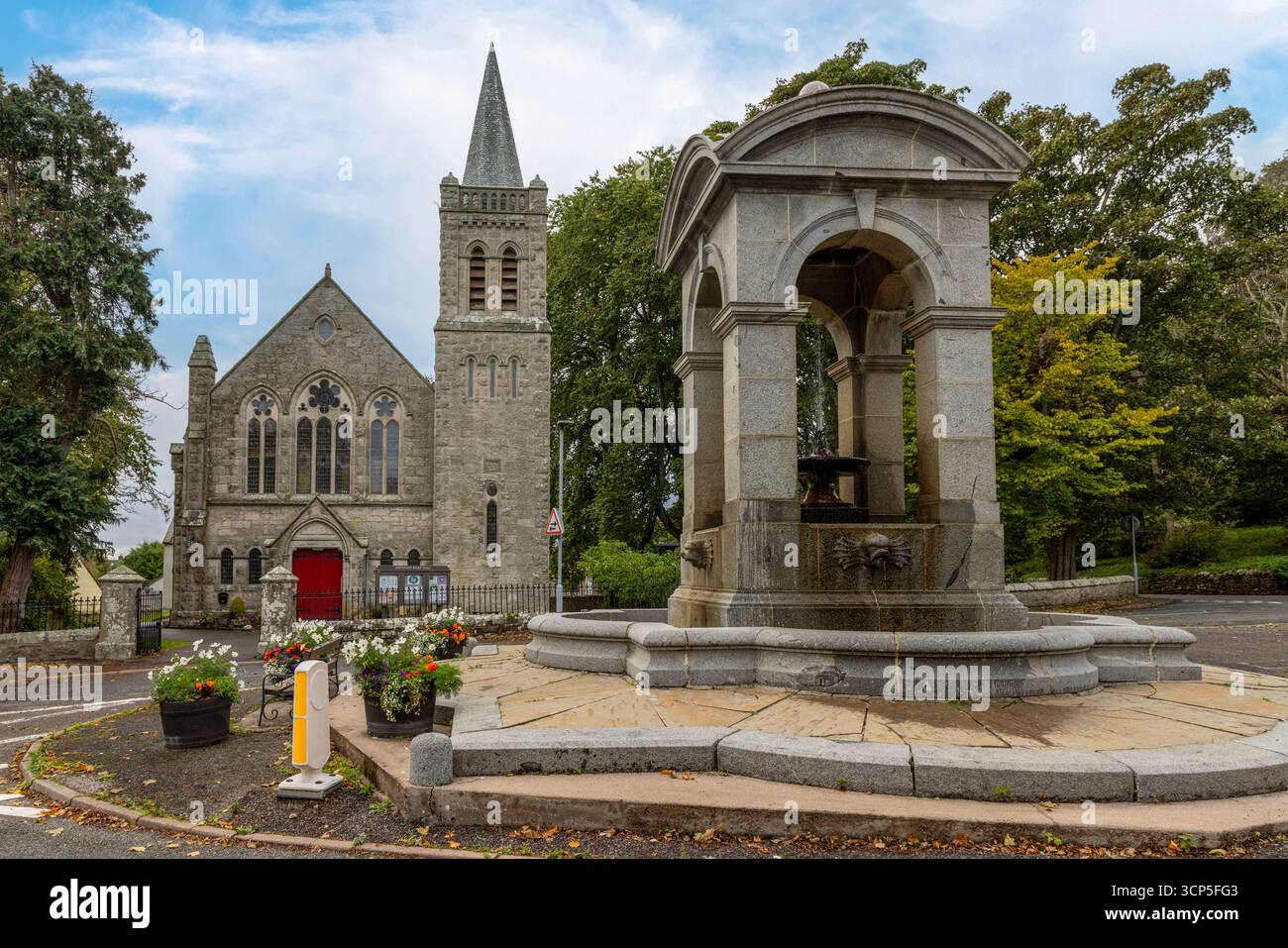 La fontana commemorativa della contessa di Sutherland, una torre dell'orologio decorata in stile gotico, è un importante punto di riferimento sulla Main Street di Golspie, Sutherland Foto Stock