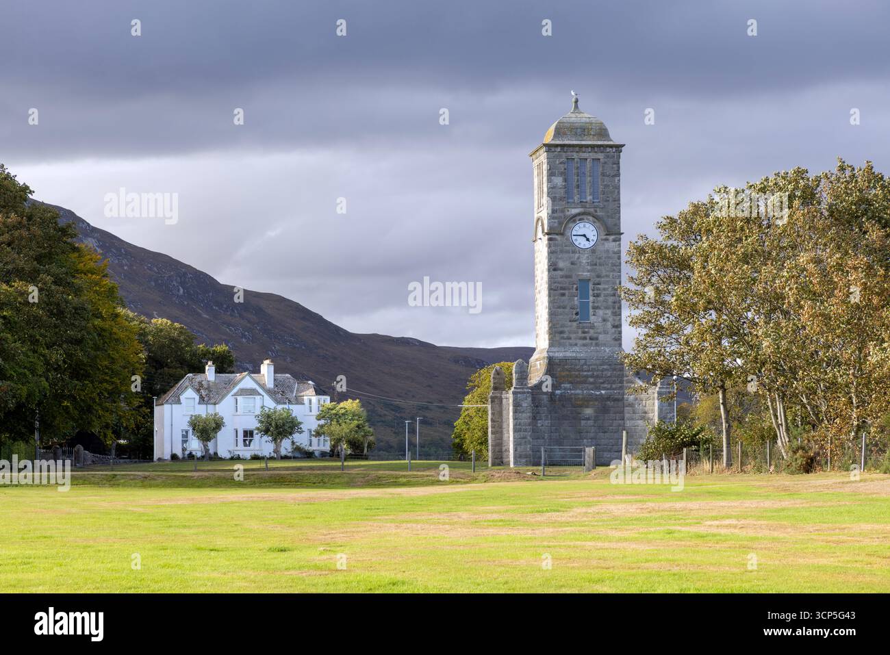 Helmsdale's War Memorial, un'importante torre dell'orologio nel Sutherland, che si erge come punto di riferimento per il ricordo dei caduti di due guerre mondiali Foto Stock