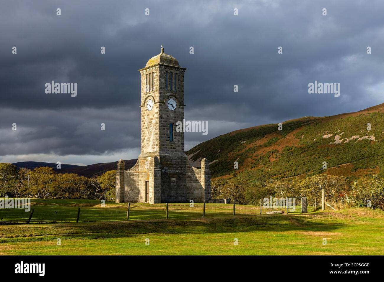 Helmsdale's War Memorial, un'importante torre dell'orologio nel Sutherland, che si erge come punto di riferimento per il ricordo dei caduti di due guerre mondiali Foto Stock
