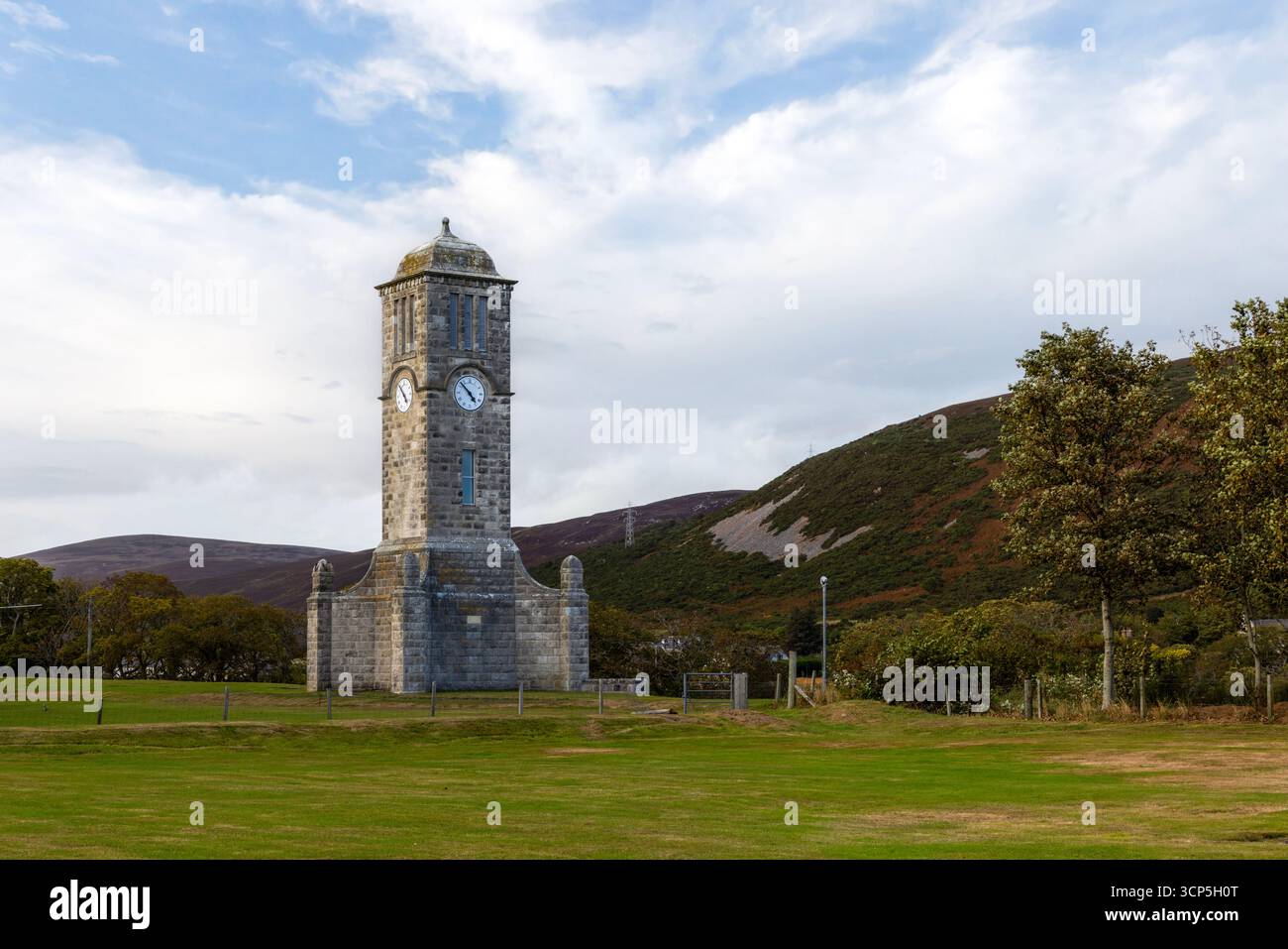 Helmsdale's War Memorial, un'importante torre dell'orologio nel Sutherland, che si erge come punto di riferimento per il ricordo dei caduti di due guerre mondiali Foto Stock