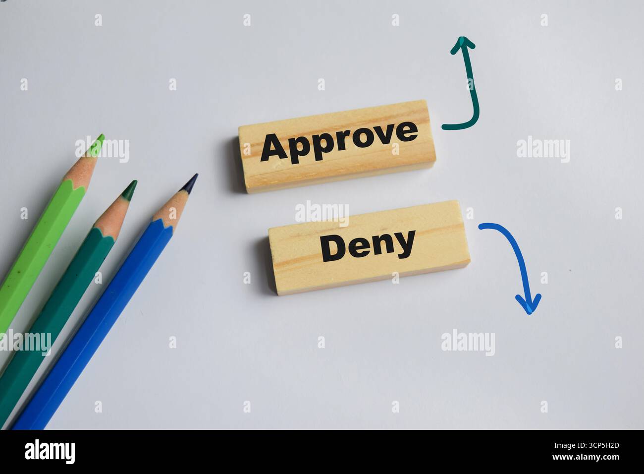 Approvare e negare i cubi di legno impilati sul tavolo. Simboleggia la scelta e la valutazione aziendale. Business e finanza Foto Stock