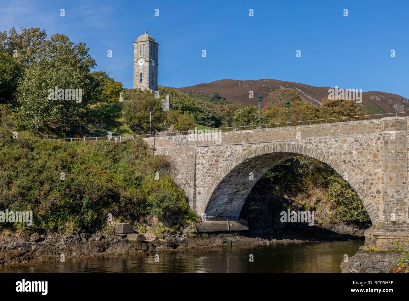 Helmsdale's War Memorial, un'importante torre dell'orologio nel Sutherland, che si erge come punto di riferimento per il ricordo dei caduti di due guerre mondiali Foto Stock
