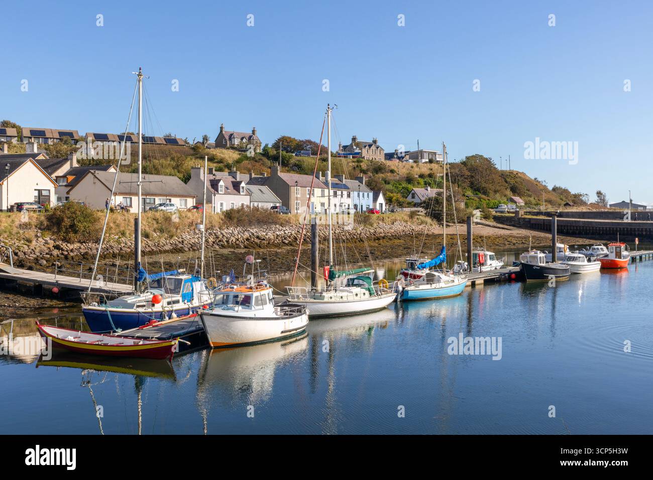 Lo storico villaggio di pescatori e il porto di Helmsdale, annidato sull'aspra costa del Sutherland alla foce del fiume Helmsdale Foto Stock