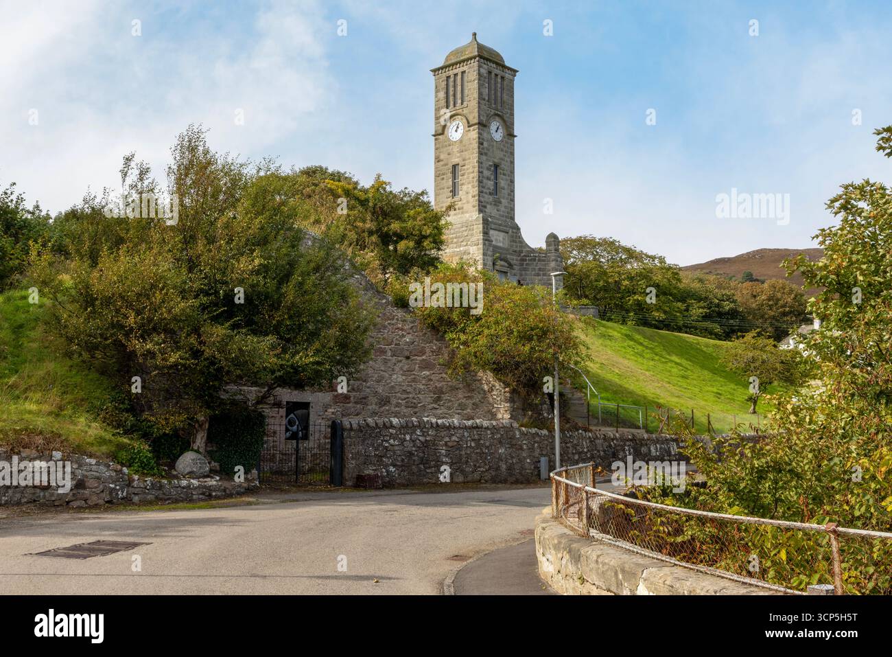 Helmsdale's War Memorial, un'importante torre dell'orologio nel Sutherland, che si erge come punto di riferimento per il ricordo dei caduti di due guerre mondiali Foto Stock