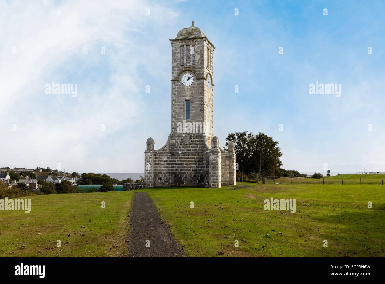 Helmsdale's War Memorial, un'importante torre dell'orologio nel Sutherland, che si erge come punto di riferimento per il ricordo dei caduti di due guerre mondiali Foto Stock