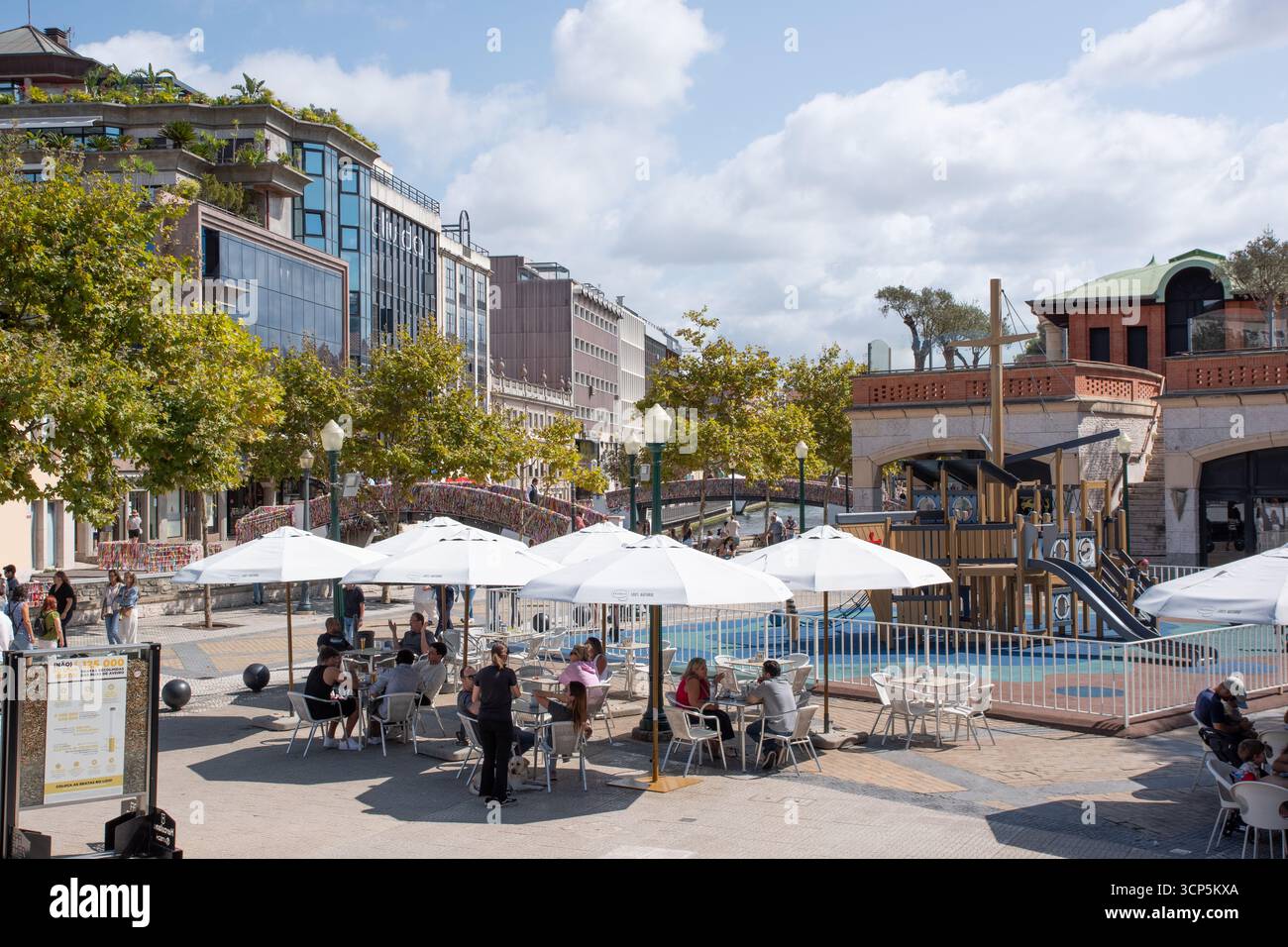 Giochi per bambini nel quartiere dello shopping di Aveiro, Portogallo Foto Stock