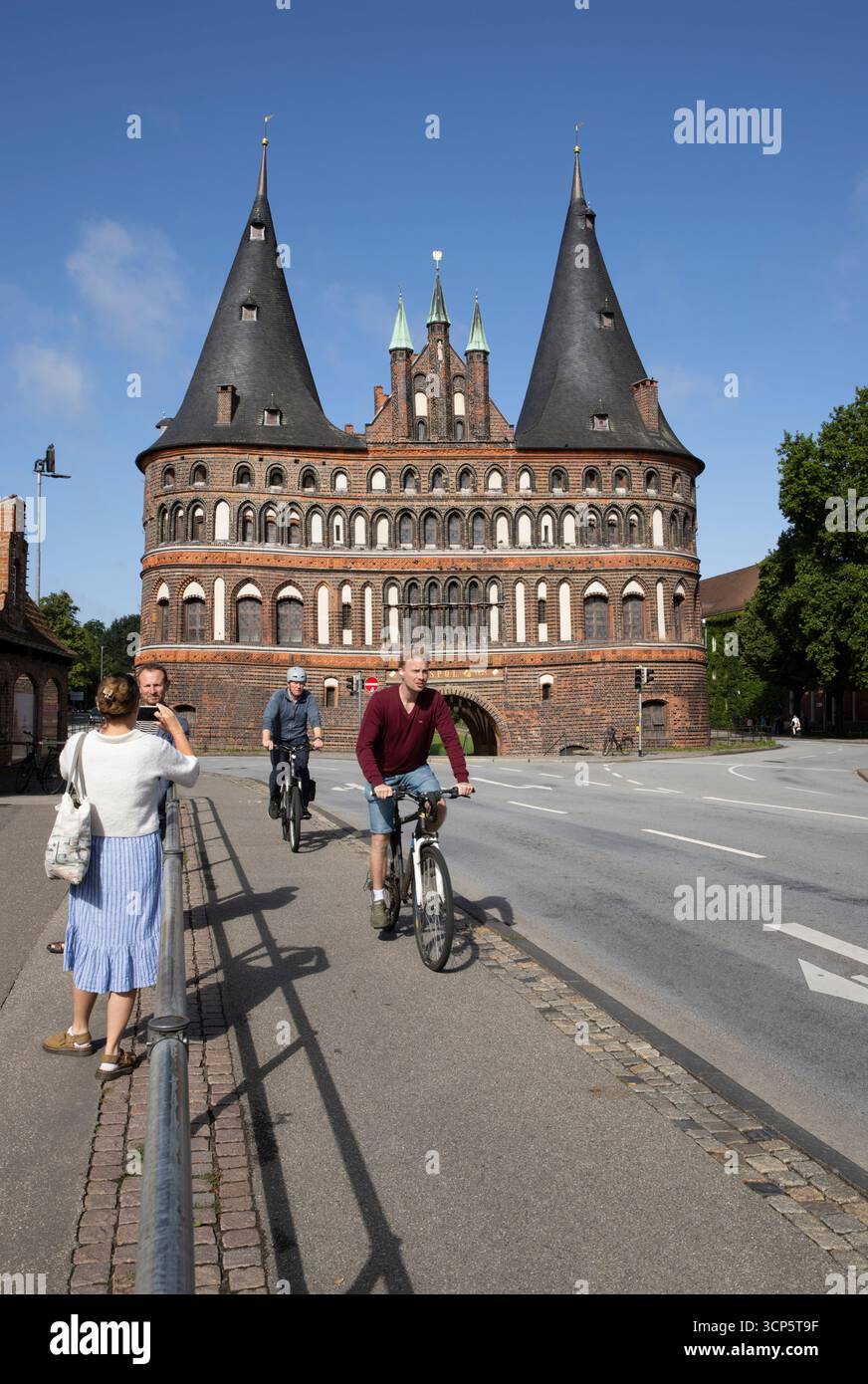 Holsten Tower con ciclisti, Lubecca, Schleswig-Holstein, Germania, Europa Foto Stock