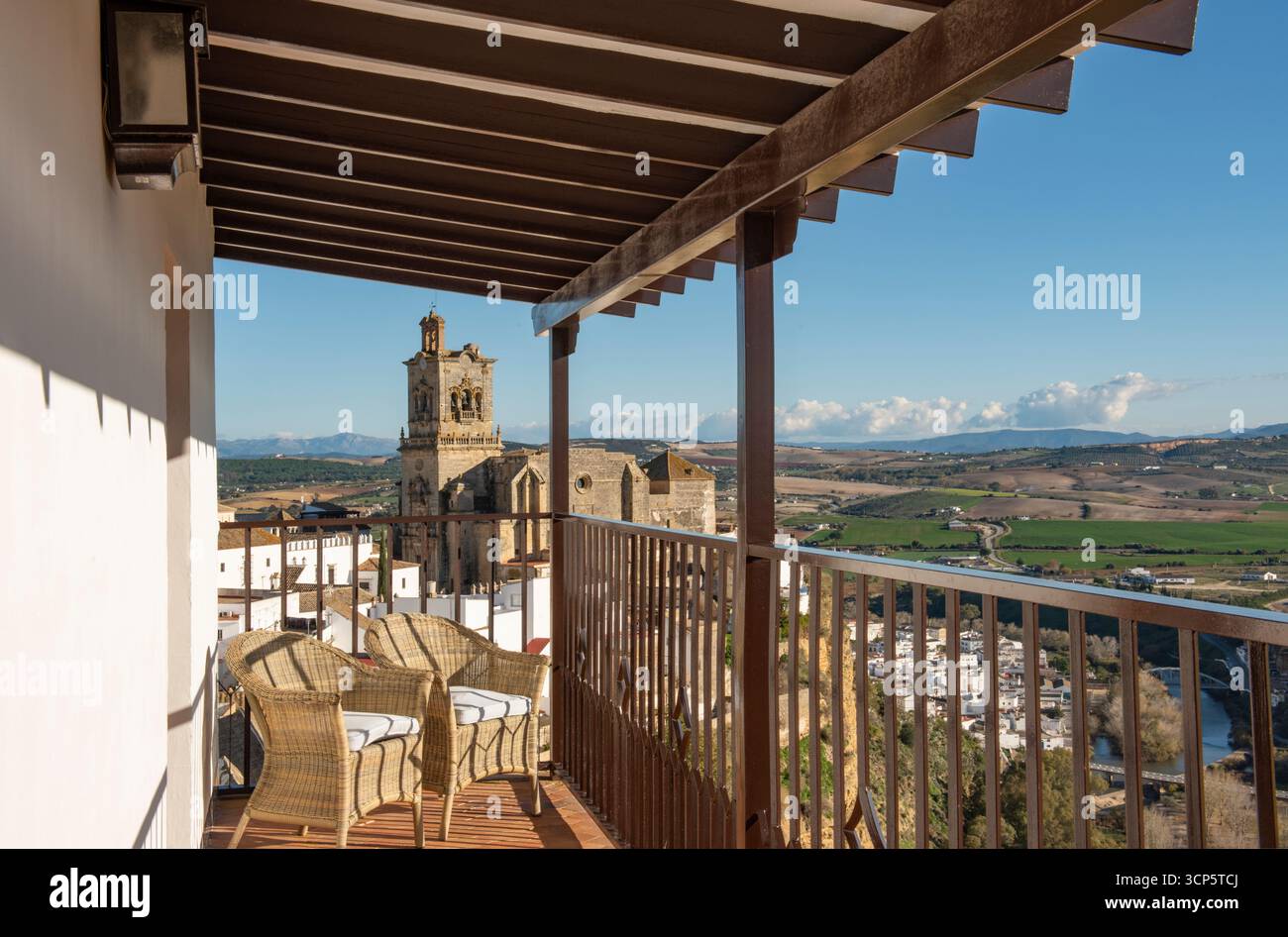 Vista dall'hotel Parador ad Arcos alla chiesa di San Pietro (Iglesia de San Pedro), Arcos de la Frontera, provincia di Cadice, Andalusia, Spagna Foto Stock