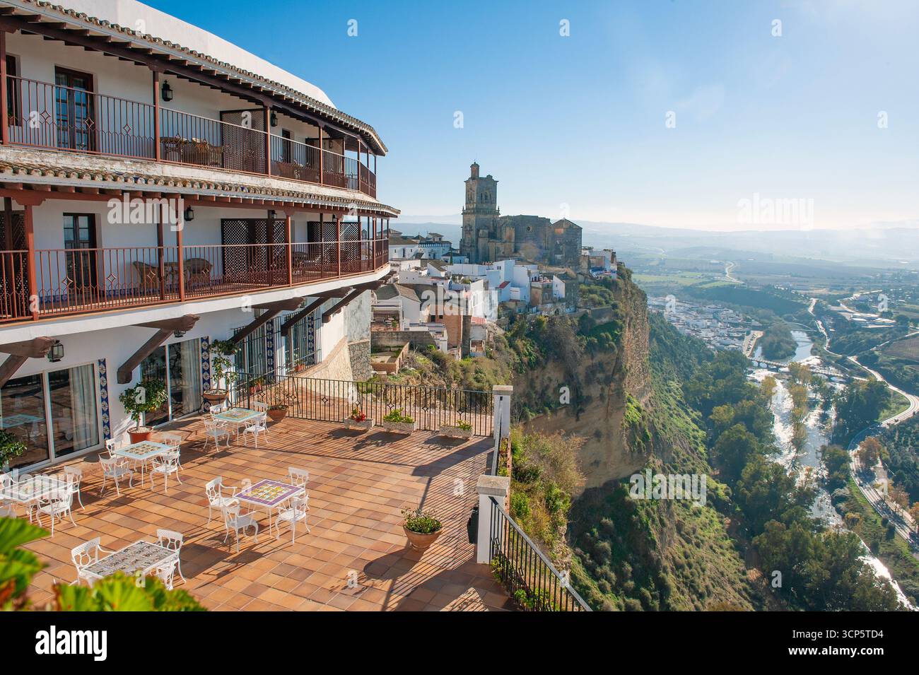 Vista dall'hotel Parador ad Arcos alla chiesa di San Pietro (Iglesia de San Pedro), Arcos de la Frontera, provincia di Cadice, Andalusia, Spagna Foto Stock